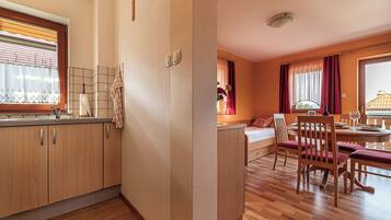 Family House, 1 Bedroom, Mountainside (Vineyard Cottage Pyramid) | Dining room