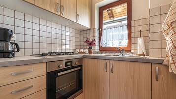 Family House, 1 Bedroom, Mountainside (Vineyard Cottage Pyramid) | Private kitchen | Fridge, oven, stovetop, coffee/tea maker