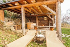 Outdoor spa tub - Vineyard Cottages Rataj (Novo Mesto)