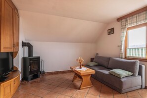 Nhà gỗ dành cho gia đình, nhiều phòng ngủ, cạnh núi (Vineyard Cottage Rataj 1 Hot Tub) | Khu phòng khách | TV màn hình phẳng 21-inch có truyền hình kỹ thuật số, TV, lò sưởi 