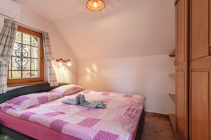 Family Chalet, 1 Bedroom, Mountainside (Vineyard Cottage Rataj 1 Hot Tub) | 1 bilik tidur, Wi-fi percuma, cadar katil