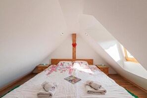 Maison Familiale, plusieurs chambres, côté montagne (Vineyard Chalet Hansel and Gretel) | 2 chambres, fer et planche à repasser, Wi-Fi gratuit, draps fournis