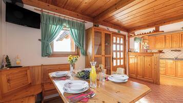Nhà dành cho gia đình, 2 phòng ngủ, ban công, cạnh núi (Vineyard Chalet Hansel and Gretel) | Khu ăn uống