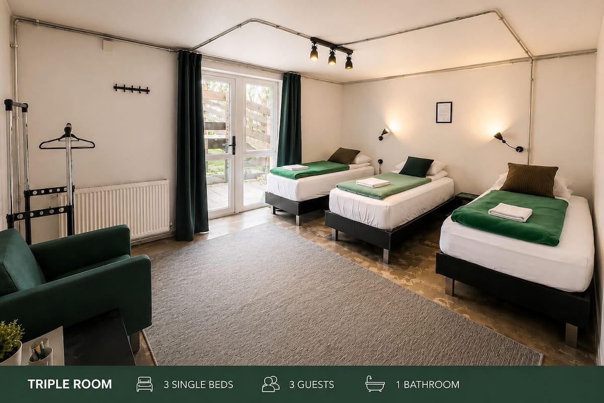 Triple Room with Terrace | Wi-Fi ฟรี, ผ้าปูที่นอน