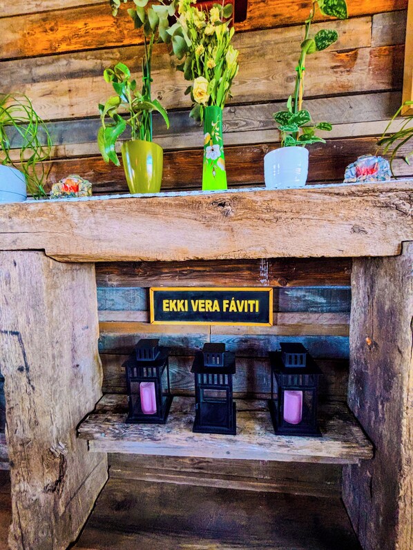 A rustic wooden shelf with potted plants and a sign that reads "EKKI VERA FÁVITI". - Hotel Brú countryside (Selfoss)