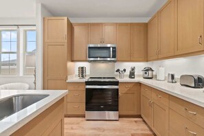 Fridge, microwave, oven, stovetop - @Marbella Lane - Paradise Gem w/breathtaking views (Waianae)