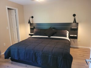 1 dormitorio, escritorio, tabla de planchar con plancha y wifi