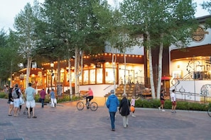 Une place publique avec un bâtiment sur lequel on peut lire l’inscription « Café Center ».