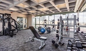 Fitness facility - Downtown Skyline View Apartment (Toronto)