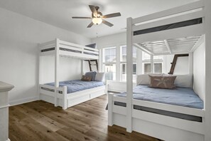 4 عدّة غرف نوم ومكواة/لوح كي وخدمة الإنترنت وملاءات أسرّة