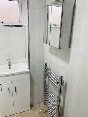 Hus, flere senger | Bad | Kombinert dusj/badekar, dype avslapningsbadekar, hårføner og håndklær