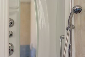 Tina, secadora de cabello, bidet, toallas 