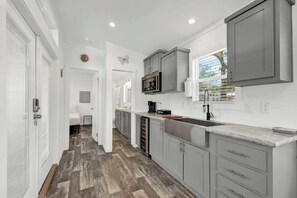 Kühlschrank, Mikrowelle, Wasserkocher mit Kaffee-/Teezubehör