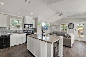 Refrigerador, microondas, horno y parrilla de estufa 