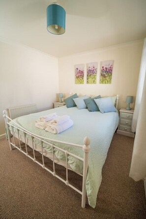 2 عدّة غرف نوم ومكواة/لوح كي وواي فاي و ملاءات أسرّة