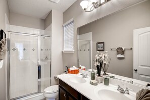 House, 5 Bedrooms | Bathroom | Towels, shampoo