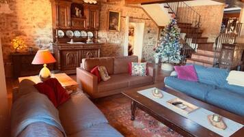 Télévision, cheminée, baby-foot, table de tennis de table