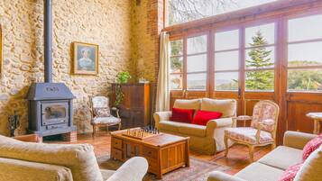 Télévision, cheminée, baby-foot, table de tennis de table