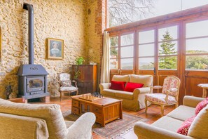 Télévision, cheminée, baby-foot, table de tennis de table