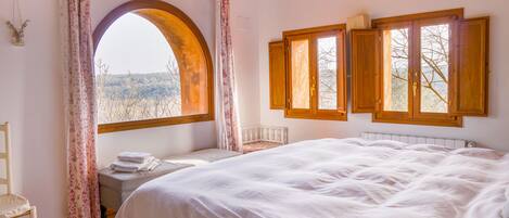 6 bedrooms, iron/ironing board, WiFi, bed sheets