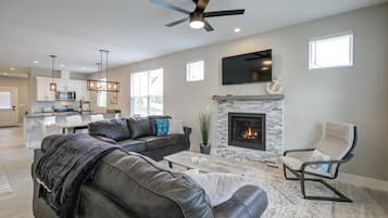 TV, fireplace