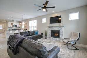 TV, fireplace