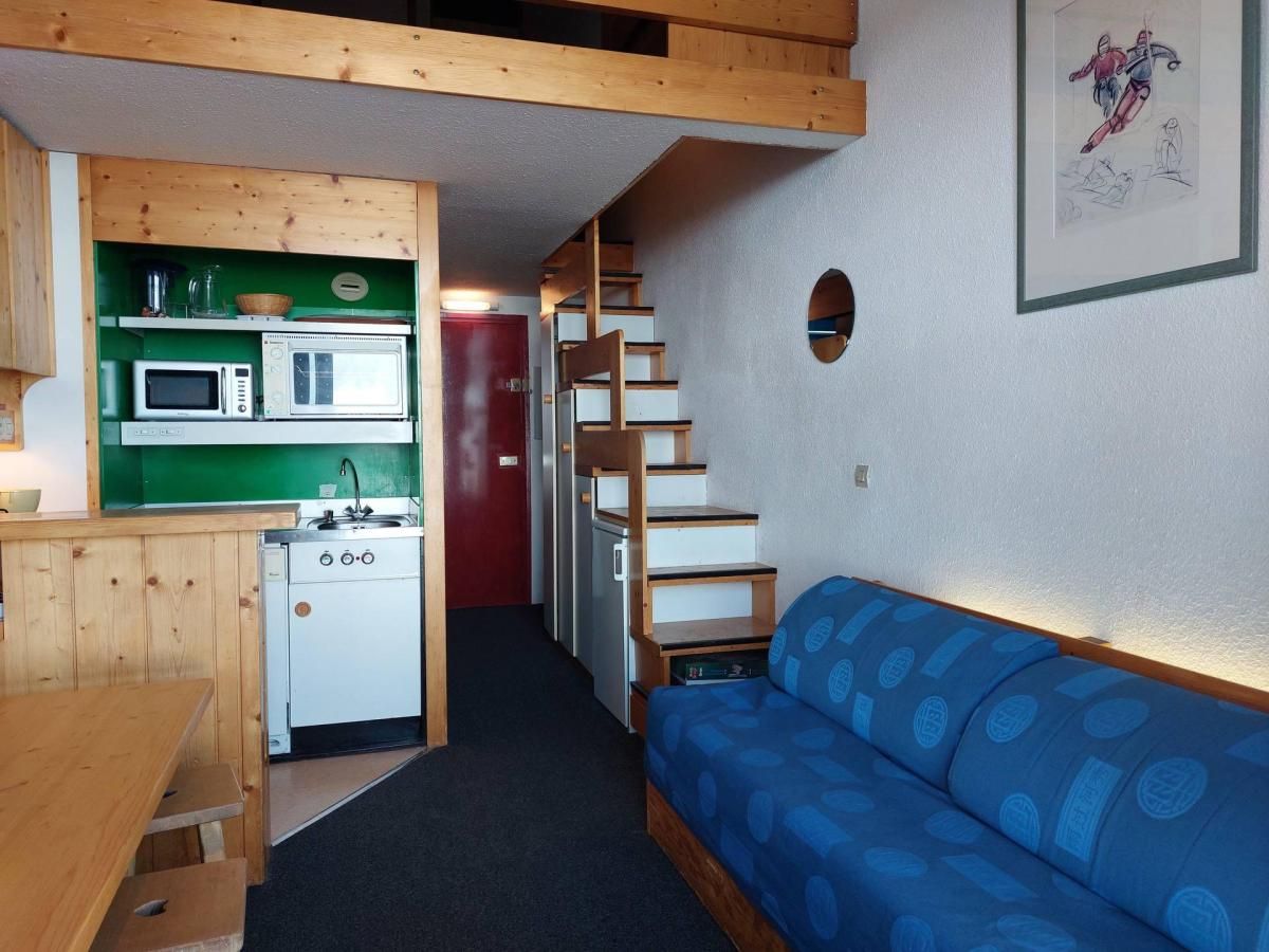 Ein kompakter Wohnbereich mit Küchenzeile, Essbereich und Sofa.