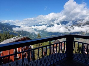 A balcony with a view of a mountainous landscape, a wooden building, and a railing. - 50m from ski slopes, 4th floor, view valley, balcony, tv, 35m², Les Arcs (Les Arcs)