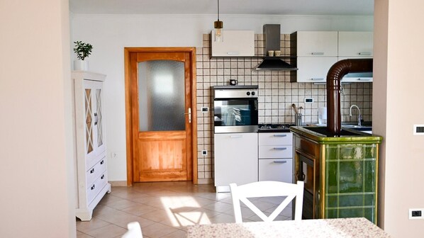 Kylskåp, ugn, diskmaskin och kaffe- och tebryggare