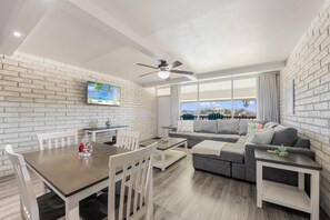 TV - 2br condo, sleeps 6, community pool, boardwalk to the beach (Port Aransas)