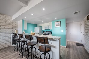 Fridge, microwave, oven, stovetop - 2br condo, sleeps 6, community pool, boardwalk to the beach (Port Aransas)