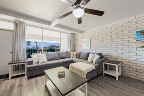 TV - Stylish Sea Sands condo with boardwalk located right off of 11th Street near eve (Port Aransas)