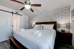 2 bedrooms, iron/ironing board, free WiFi, bed sheets - 2br condo, sleeps 6, community pool, boardwalk to the beach (Port Aransas)