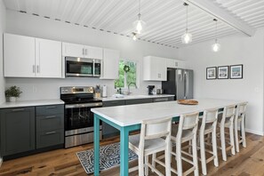 Microondas, horno, parrilla de estufa y lavavajillas