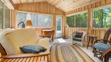 Smart-TV, Kamin, Bücher