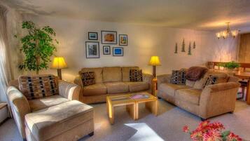 Condo, 3 Bedrooms | Living area