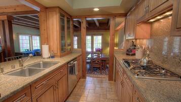 Condo, 2 phòng ngủ | Bếp riêng