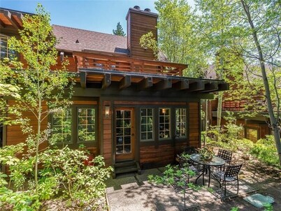 Third Creek Comfort 2 Bedroom Townhouse by RedAwning