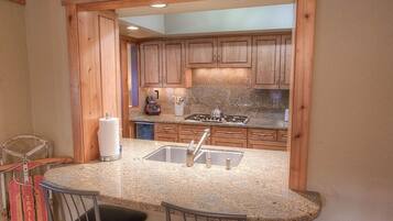 Condo, 2 phòng ngủ | Bếp riêng