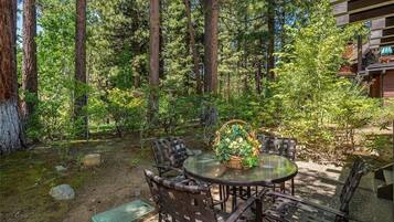 Condo, 2 phòng ngủ | Khu ẩm thực ngoài trời