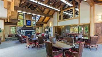 Condo, 2 Bedrooms | Dining