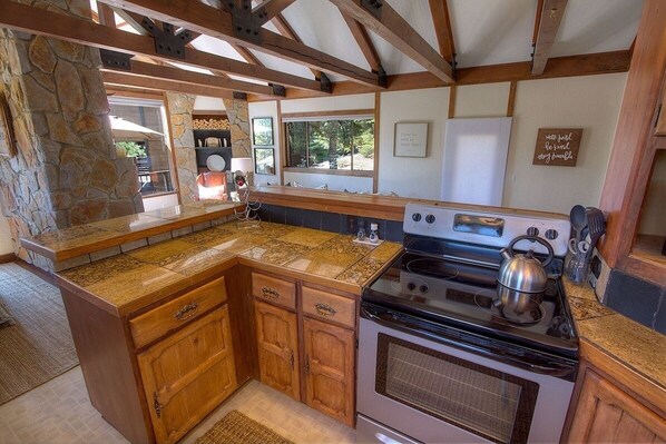 House, 3 Bedrooms | Private kitchen | Fridge, coffee/tea maker, toaster