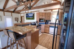 House, 3 Bedrooms | Private kitchen