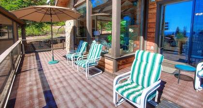 Inclining View 3 Bedroom Home by RedAwning