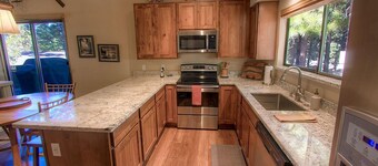 Cozy Bear Lodge 3 Bedroom Home by RedAwning