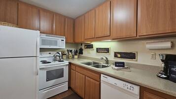 Condo, 1 phòng ngủ | Bếp riêng | Tủ lạnh, dụng cụ pha cà phê/trà, lò nướng bánh mì