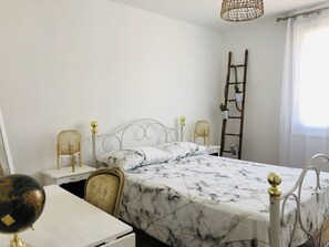 5 bedrooms, iron/ironing board, WiFi, bed sheets