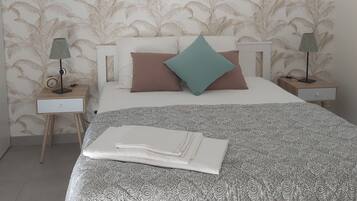 1 slaapkamer, een strijkplank/strijkijzer, wifi, beddengoed