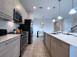 Private kitchen - Balmoral Resort-192kb 4 Bedroom Home by RedAwning (Haines City)