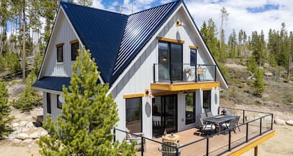 Ski Shores 3 Bedroom Cabin by RedAwning